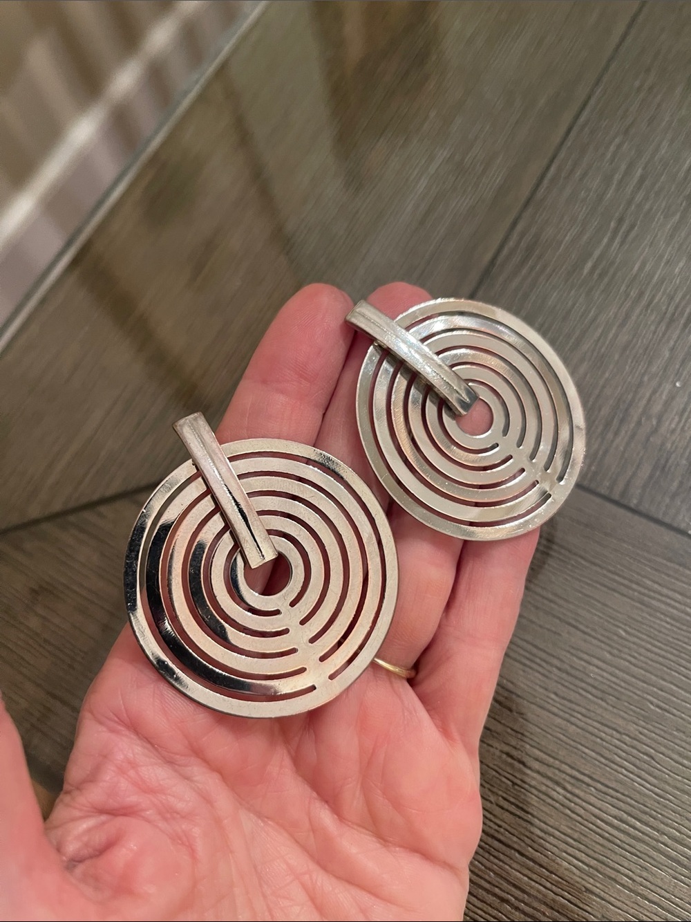 Vintage Geometric Cut-out Round Disc Earrings - Silver-tone - Picture 4 of 16